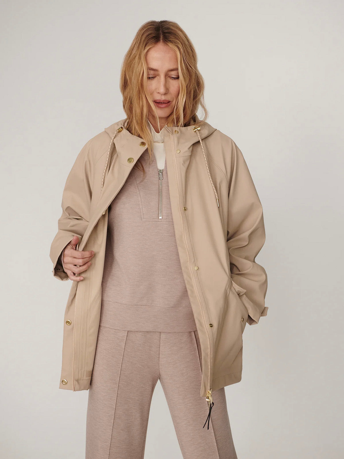 Varley Orlen Short Rain Jacket Light Taupe