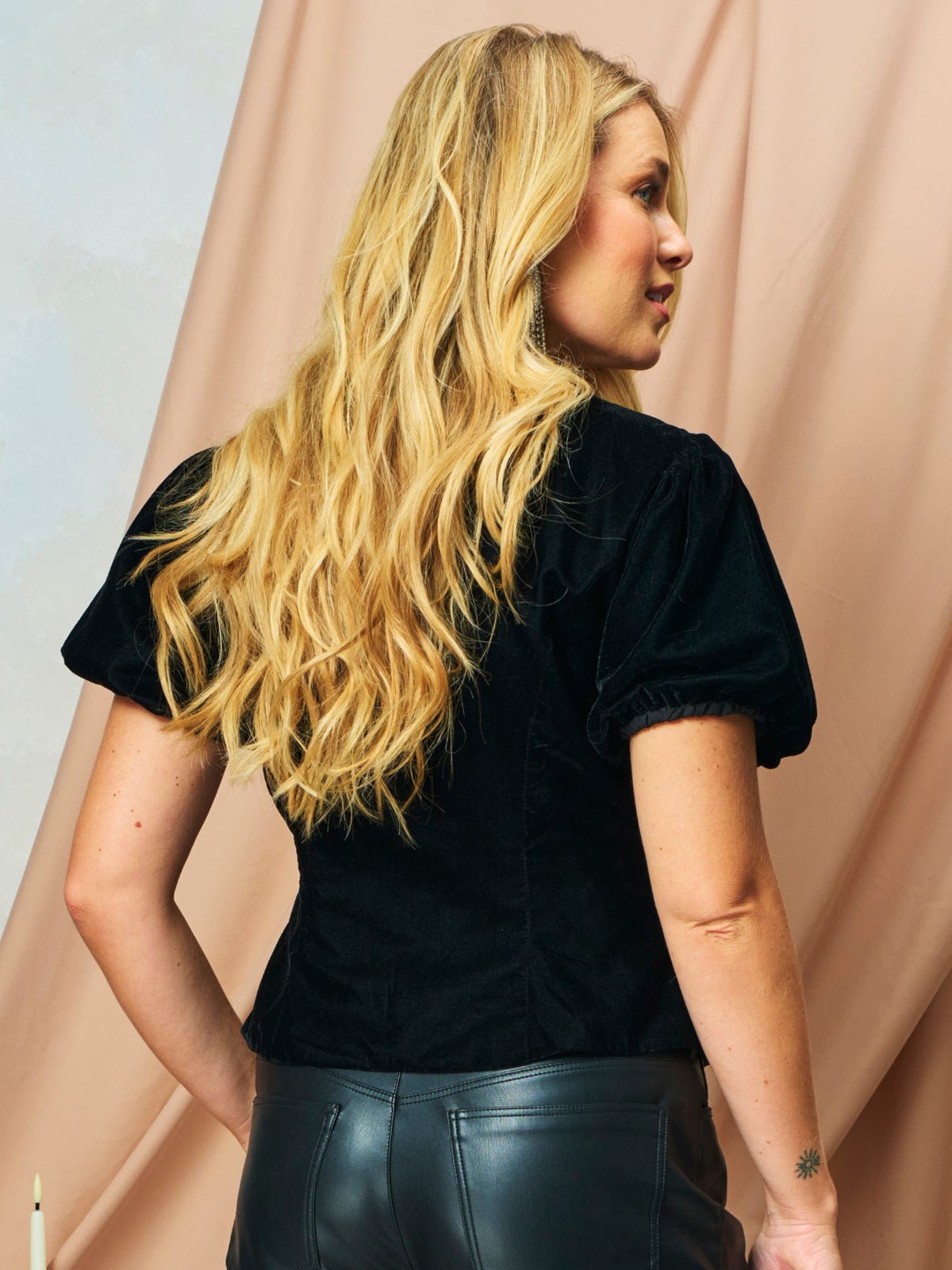 Hope & Ivy The Layla Puff Sleeve V - Neck Top - Glebe Fashion